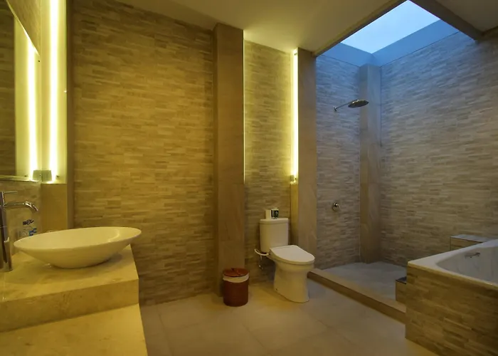 Bali Nyuh Gading Luxury & 3* Seminyak (Bali)